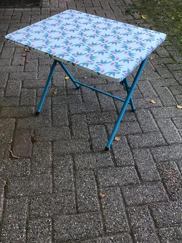 Opklapbaar kindertafeltje of kamping tafeltje beschikbaar voor biedingen