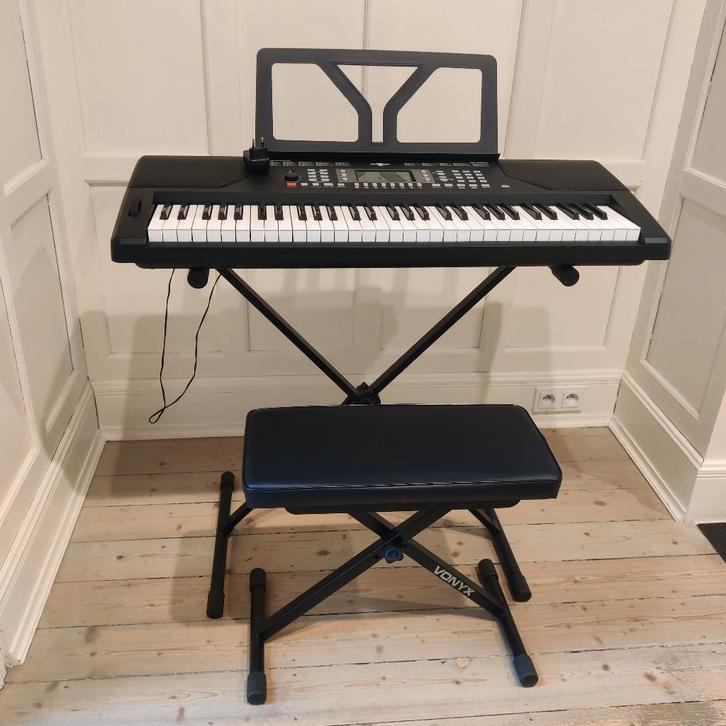 MAX Rhapsody61 keyboard met bankje en standaard, Muziek en Instrumenten, Keyboards, Zo goed als nieuw, 61 toetsen, Met standaard