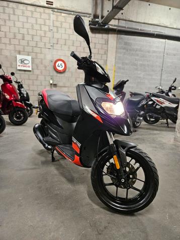 Aprilia SR Motard 125cc 4 takt 2015 11.410 km - in topstaat! beschikbaar voor biedingen