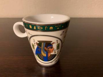 koffietas met Egyptisch motief beschikbaar voor biedingen
