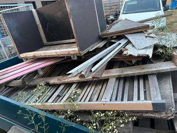 Gratis hout beschikbaar voor biedingen