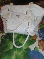 Het is een leuk tas van prada wahtsap mijn, Handtassen en Accessoires, Tassen | Damestassen, Ophalen of Verzenden, Zo goed als nieuw