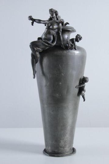 Vase en étain avec nymphe et chérubins