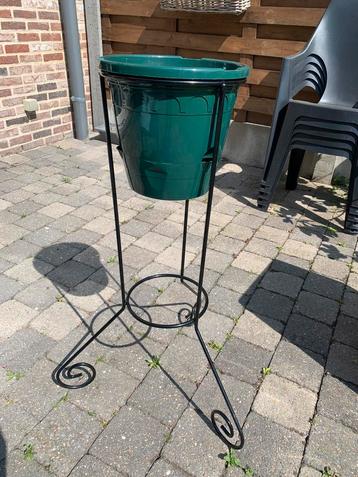 Staander met bloempot nieuwstaat  beschikbaar voor biedingen