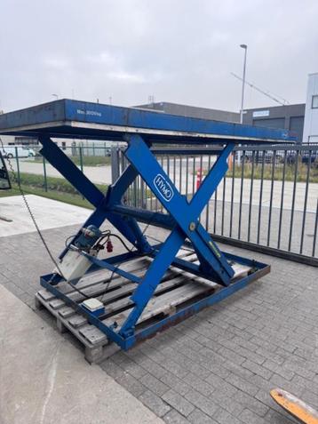 Hydraulische tafel beschikbaar voor biedingen