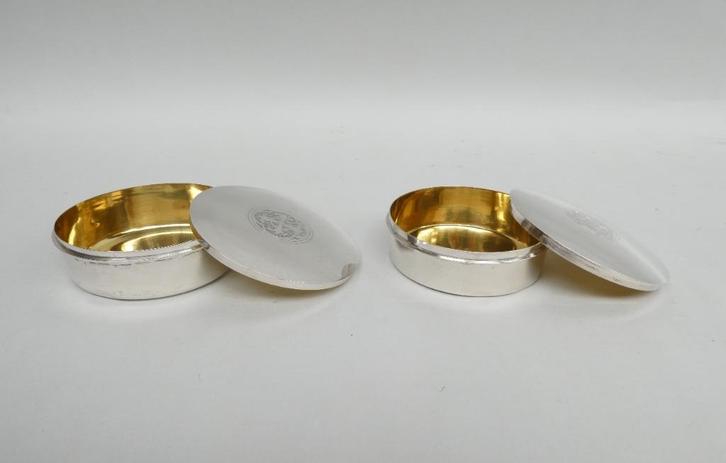 Twee zilveren pyxis ( hostiedoosjes ) of opbergen lunula, Antiek en Kunst, Antiek | Religieuze voorwerpen, Ophalen
