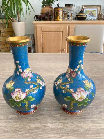 Set 2 prachtige vintage Chinese Cloiasonne flesvazen beschikbaar voor biedingen