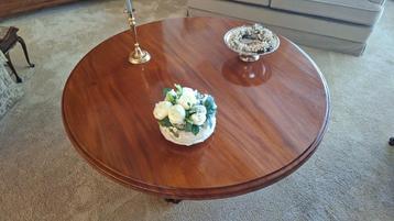 Antieke ronde tafel beschikbaar voor biedingen