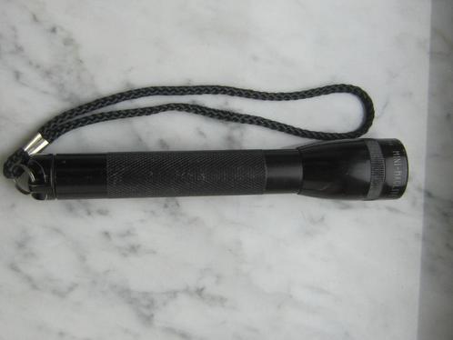 TORCHE MINI-MAGLITE - bon état ; dragonne ; fonctionne avec, Tuin en Terras, Fakkels, Zo goed als nieuw, Ophalen of Verzenden