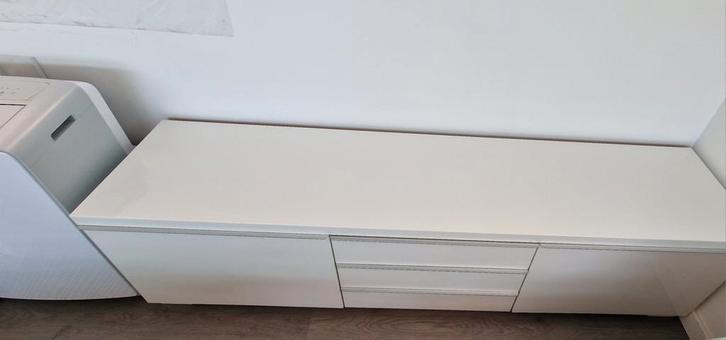 Te koop: modern IKEA BESTÅ tv-meubel in witte uitvoering., Huis en Inrichting, Kasten |Televisiemeubels, Zo goed als nieuw, Ophalen