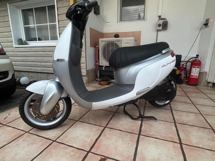 Schitterende elektrische scooter (Lithium-Ion) E-Cooter/2019, Fietsen en Brommers, Scooters | Piaggio, Zo goed als nieuw, Overige modellen
