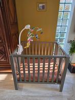 Baby box merk Quax (zo goed als nieuw met mobiel en matras), Kinderen en Baby's, Babyparken, Ophalen, Zo goed als nieuw, Rechthoekig