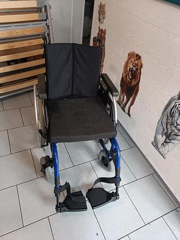 Chaise roulante pliable et totalement démontable 44cm assise beschikbaar voor biedingen