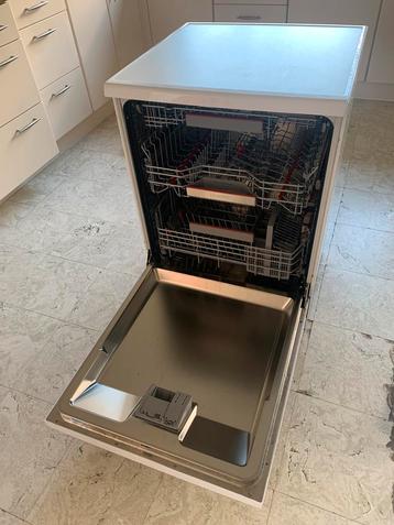 Vaatwasmachine vrijstaand bosch 9 maand oud.  beschikbaar voor biedingen