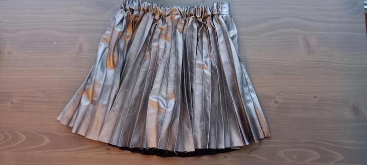jupe plissée dorée Zara taille 152, Enfants & Bébés, Vêtements enfant | Taille 152, Comme neuf, Fille, Robe ou Jupe, Enlèvement ou Envoi