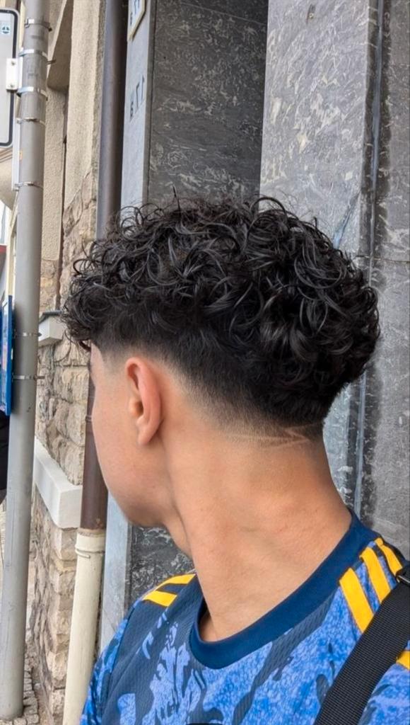 Je cherche des modèles pour une permanente coiffure, Maison & Meubles, Tables | Coiffeuses