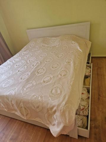 Ikea bed met ingebouwde lades beschikbaar voor biedingen