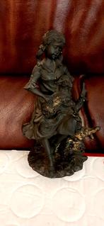 Statue ancienne d'une jeune fille avec un agneau, Enlèvement ou Envoi