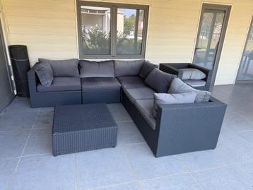 Lounge zwart riet met grijze kussens beschikbaar voor biedingen