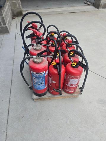  13 brandblussers van 8 kg snelblussers beschikbaar voor biedingen