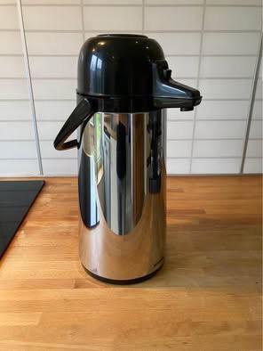 Koffiethermos met pomp 1,6 liter beschikbaar voor biedingen