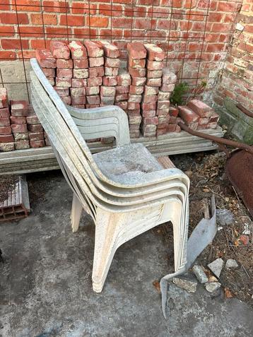 Gratis vier stoelen beschikbaar voor biedingen