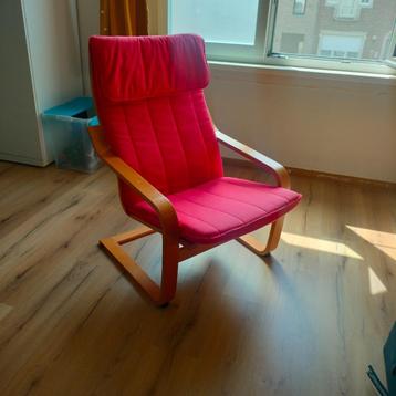 Schommelstoel met rood kussen beschikbaar voor biedingen