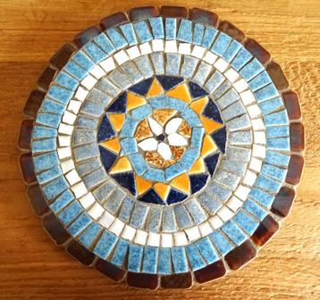 Mandala mozaïek onderzetter. Belgisch vakmanschap. Diam 23cm beschikbaar voor biedingen