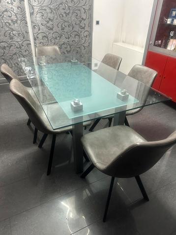 Table de salle à manger en verre avec pieds en métal 