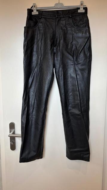 Pantalon dame en cuir beschikbaar voor biedingen