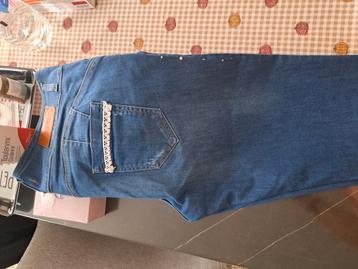 Lichtblauwe damesjeans met geborduurde zakken T 42 beschikbaar voor biedingen