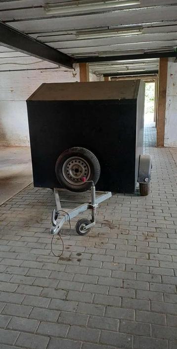 gesloten aanhangwagen beschikbaar voor biedingen