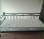 Smeedijzeren slaapbank en matras van 200x90, Ophalen, Zo goed als nieuw, Matras