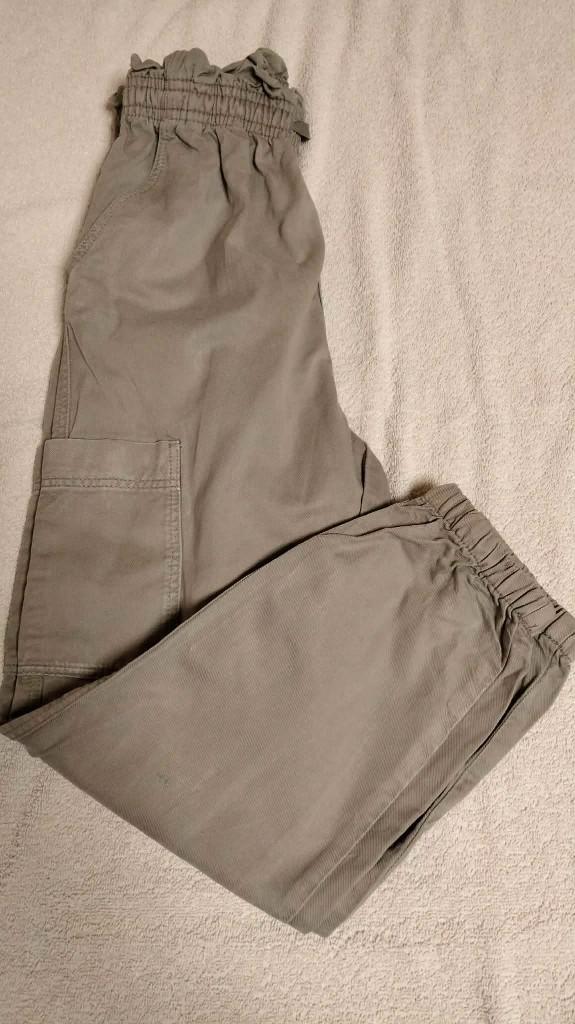 broek / khaki jogger pull on h & m maat 134, Kinderen en Baby's, Kinderkleding | Maat 134, Zo goed als nieuw, Meisje, Broek, Ophalen of Verzenden