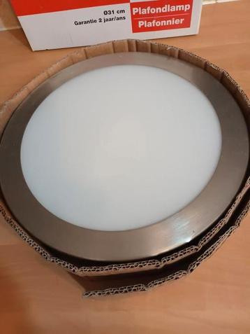 Volledig nieuwe plafondlamp   r beschikbaar voor biedingen