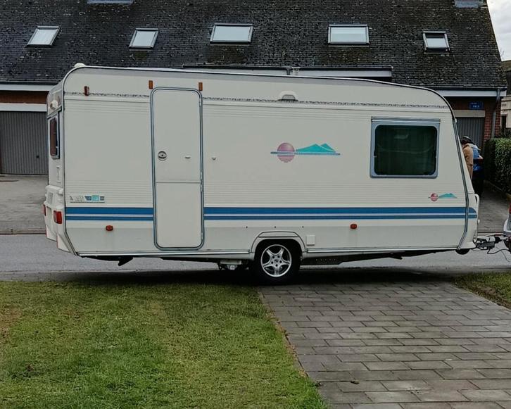 Caravane Adria unica 462, Caravanes & Camping, Caravanes, Particulier, jusqu'à 4, 750 - 1000 kg, Autre, Adria, Grand lit, Coin salon convertible