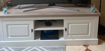 Tv-meubel in goede staat beschikbaar voor biedingen