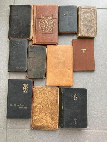 Lot van 23 kerkboeken,gebedsboeken, communieboeken,misboeken beschikbaar voor biedingen