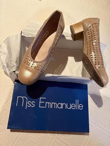 Mooie dames schoene Miss Emmanuelle beschikbaar voor biedingen