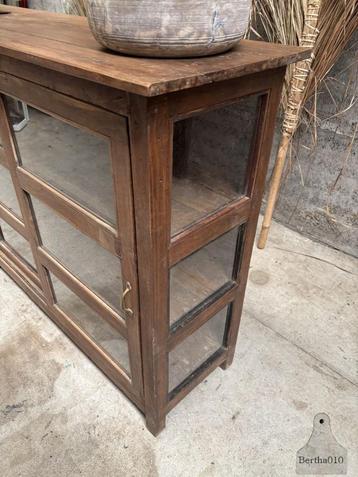 Geweldig groot dressoir met oud gebobbeld glas zijkanten beschikbaar voor biedingen