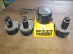 DeWalt lader (oude type) + 4 accus, Bricolage & Construction, Comme neuf, Enlèvement ou Envoi