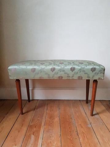 Banc vintage - tissu d’origine avec pieds cannelés