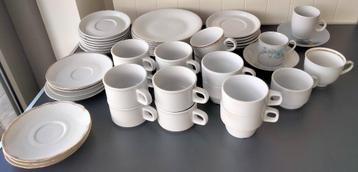 LOT de 45 pièces de Vaisselle en blanc