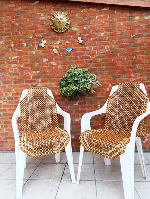 Goedkoop! 2 PVC tuinstoelen voorzien van houten kralenmatten, Tuin en Terras, Tuinstoelen, Zo goed als nieuw, Ophalen