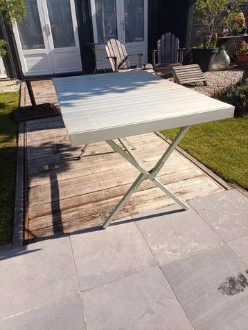 Kampeertafel beschikbaar voor biedingen