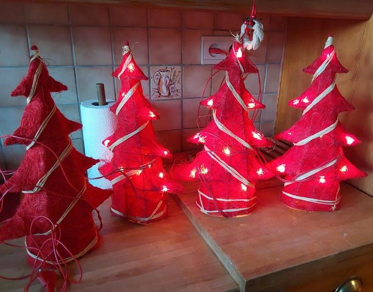 Felle bomen (4) en rode lichtslingers (2), Diversen, Kerst, Zo goed als nieuw, Ophalen of Verzenden