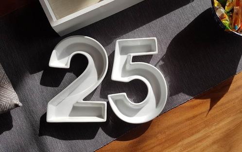 Lot 2 raviers plats chiffres 2 - 5 apéro anniversaire, Maison & Meubles, Cuisine | Vaisselle, Comme neuf, Récipient(s), Porcelaine