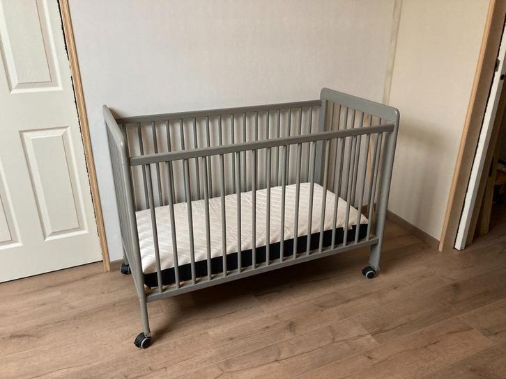 babybed / ledikant met matras, Kinderen en Baby's, Babywiegjes en Ledikanten, Gebruikt, Ledikant, Ophalen