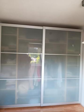 Grote kleerkast(zonder kleding) beschikbaar voor biedingen