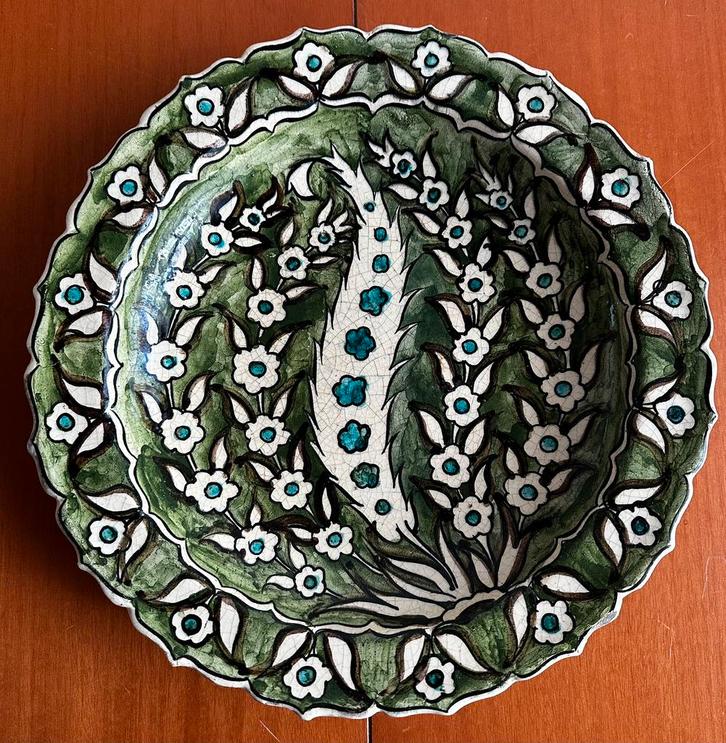 Grand plat en céramique décor Iznik signé Lachenal, Antiquités & Art, Antiquités | Céramique & Poterie, Enlèvement ou Envoi